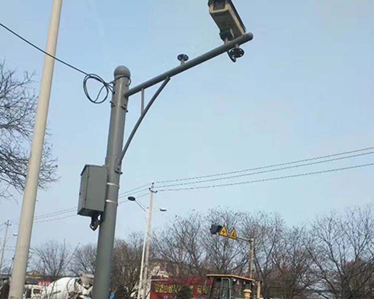 太原鑫雨杭電器設(shè)備提醒消費(fèi)者在選購道路監(jiān)控桿時(shí)該注意什么？